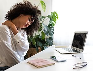 Gestes et postures : préserver son dos et les TMS